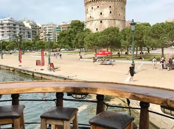 2bd- Perfect Location With Square View Thessaloniki