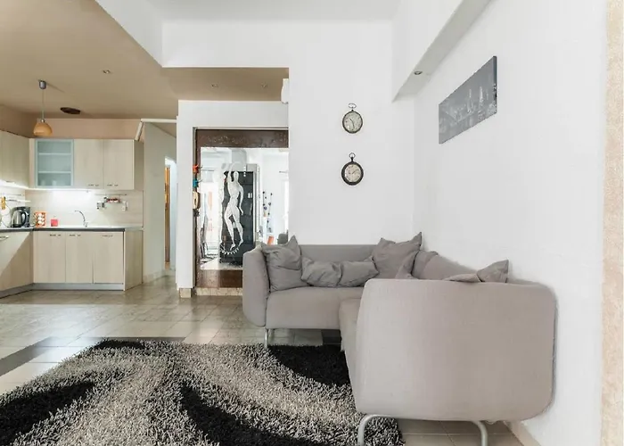 2bd- Perfect Location With Square View