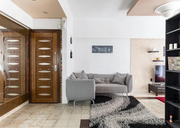 2bd- Perfect Location With Square View *