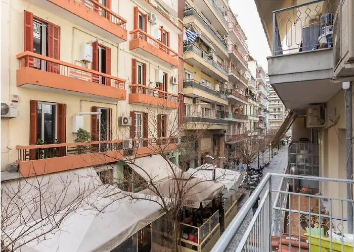 2bd- Perfect Location With Square View Appartement