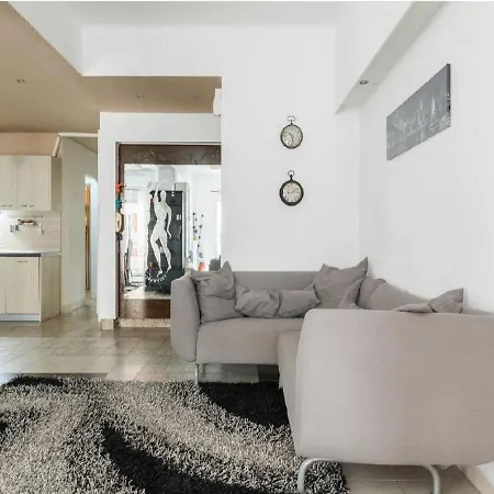 2bd- Perfect Location With Square View