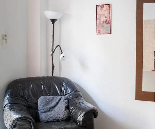 Daire 2bd- Perfect Location With Square View *