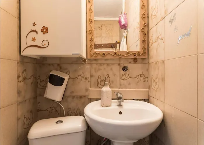2bd- Perfect Location With Square View Appartement *